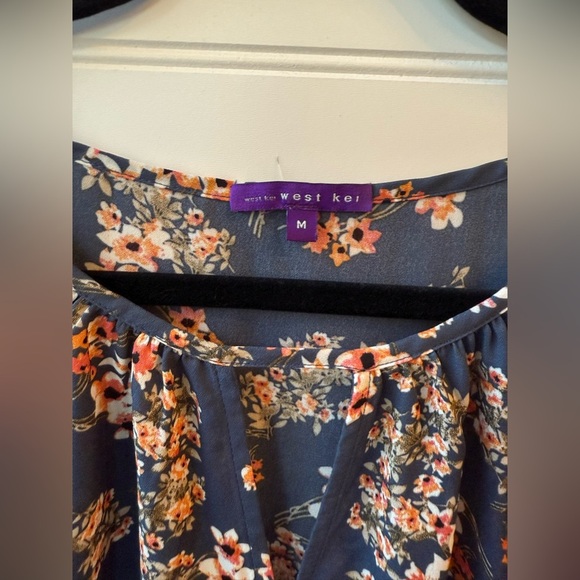West Kei blue floral top. Size M - Picture 5 of 8